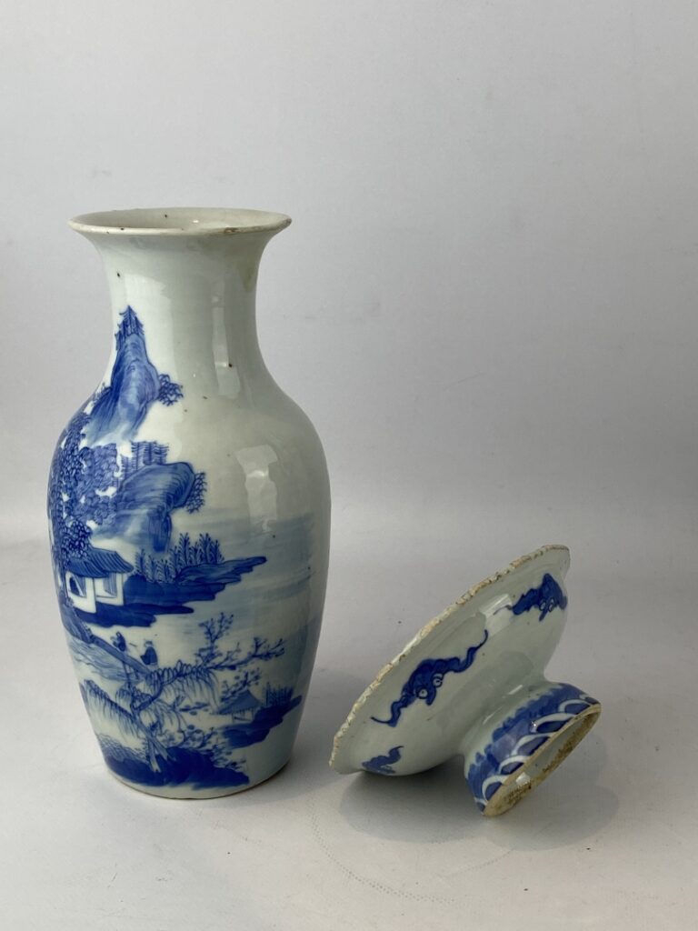 Petit vase balustre en porcelaine bleu blanc - Chine - A décor de paysage roche…