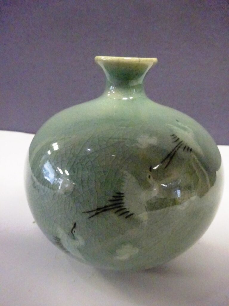 [-] PETIT VASE BOULE EN CELADON CRAQUELE - Corée - Panse ovoïde et col étroit.…