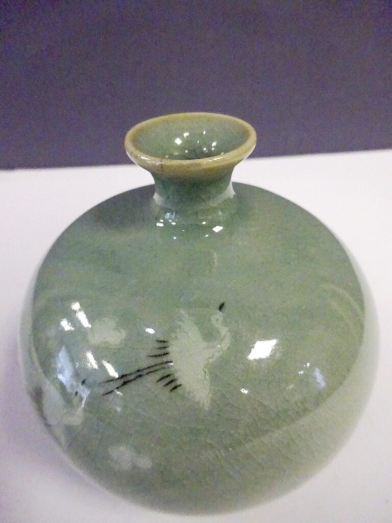 [-] PETIT VASE BOULE EN CELADON CRAQUELE - Corée - Panse ovoïde et col étroit.…