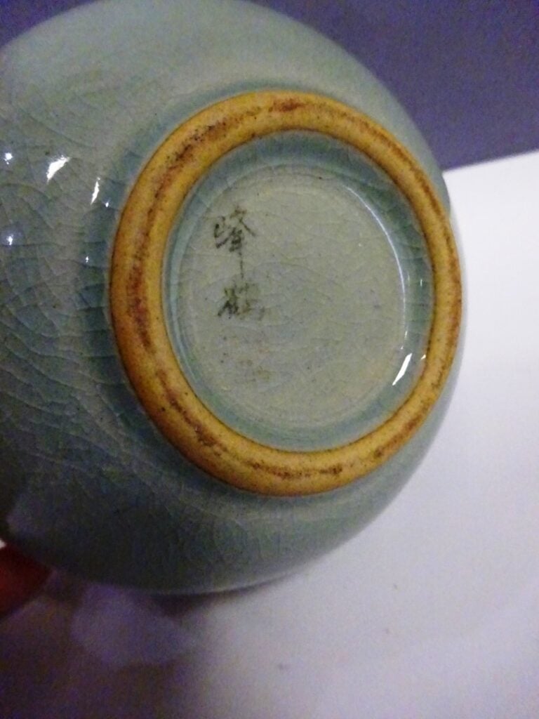 [-] PETIT VASE BOULE EN CELADON CRAQUELE - Corée - Panse ovoïde et col étroit.…