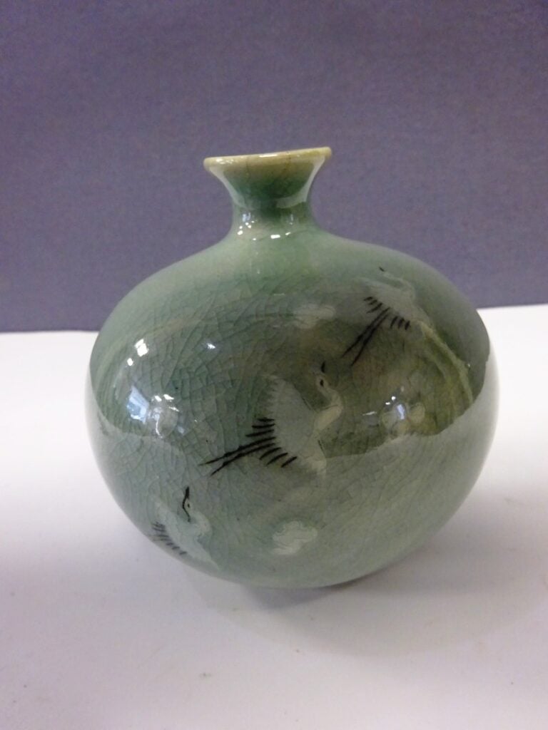 [-] PETIT VASE BOULE EN CELADON CRAQUELE - Corée - Panse ovoïde et col étroit.…
