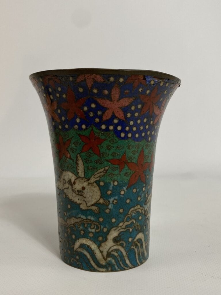 PETIT VASE CORNET EN ALLIAGE ET EMAUX CLOISONNES - Au décor de lapins et vagues…