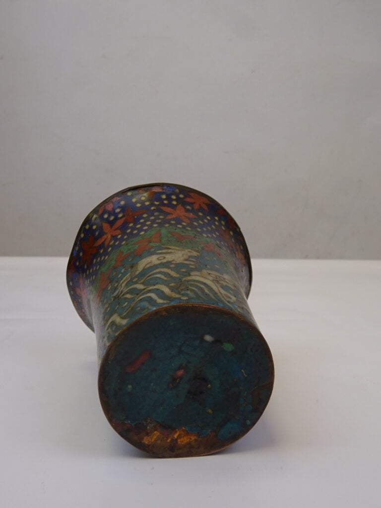 PETIT VASE CORNET EN ALLIAGE ET EMAUX CLOISONNES - Au décor de lapins et vagues…
