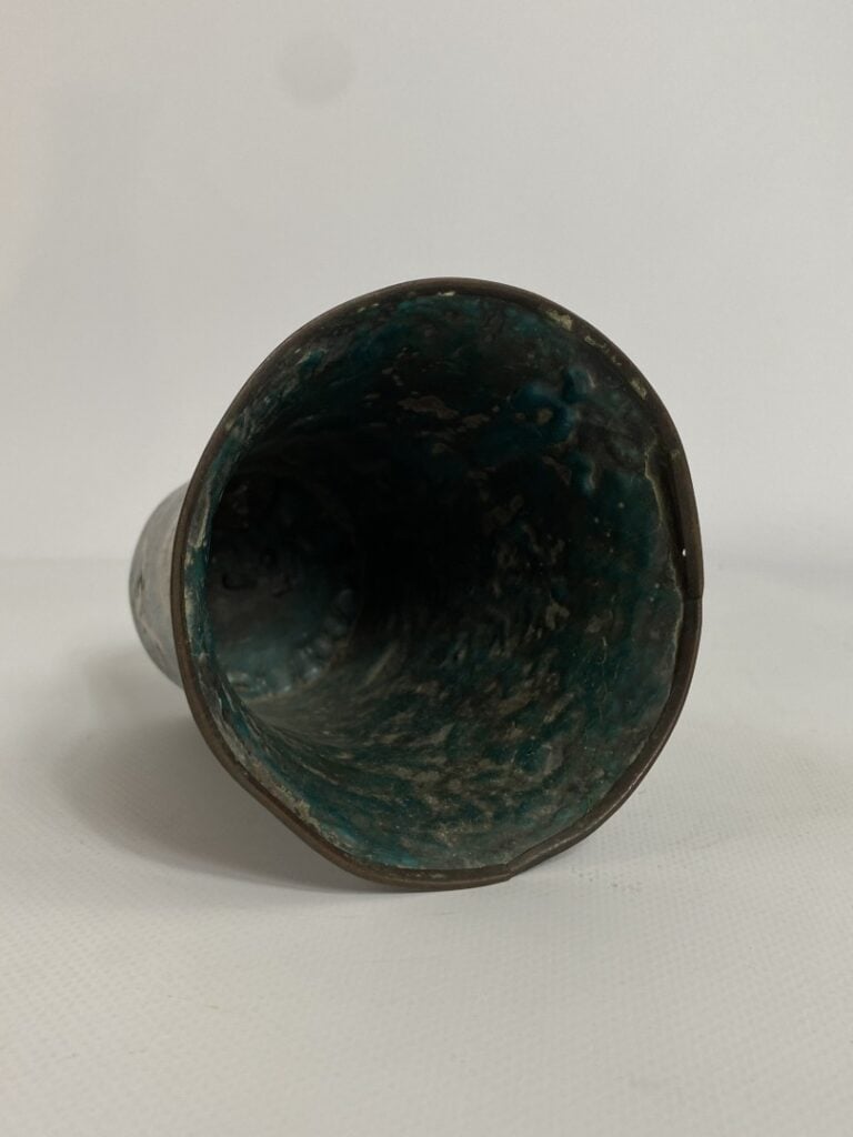 PETIT VASE CORNET EN ALLIAGE ET EMAUX CLOISONNES - Au décor de lapins et vagues…