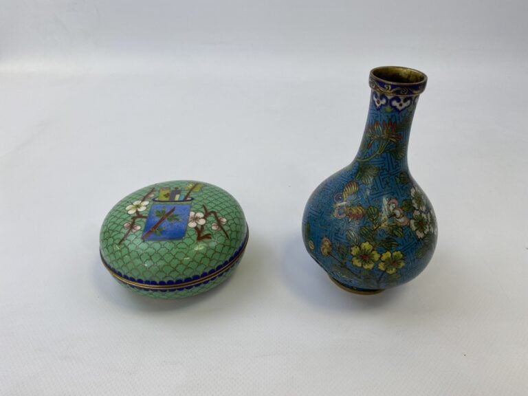 PETIT VASE EN BRONZE EN EMAUX CLOISONNES - Chine - Au décor de papillons volant…
