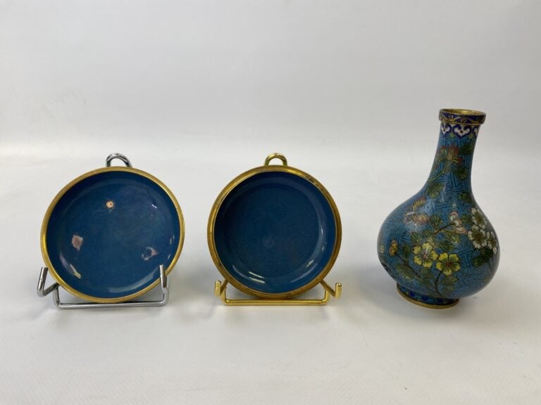 PETIT VASE EN BRONZE EN EMAUX CLOISONNES - Chine - Au décor de papillons volant…