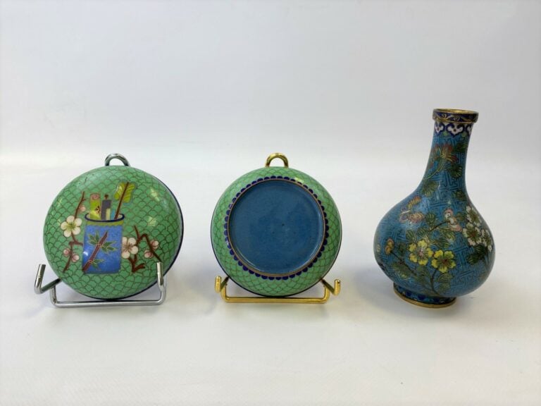 PETIT VASE EN BRONZE EN EMAUX CLOISONNES - Chine - Au décor de papillons volant…