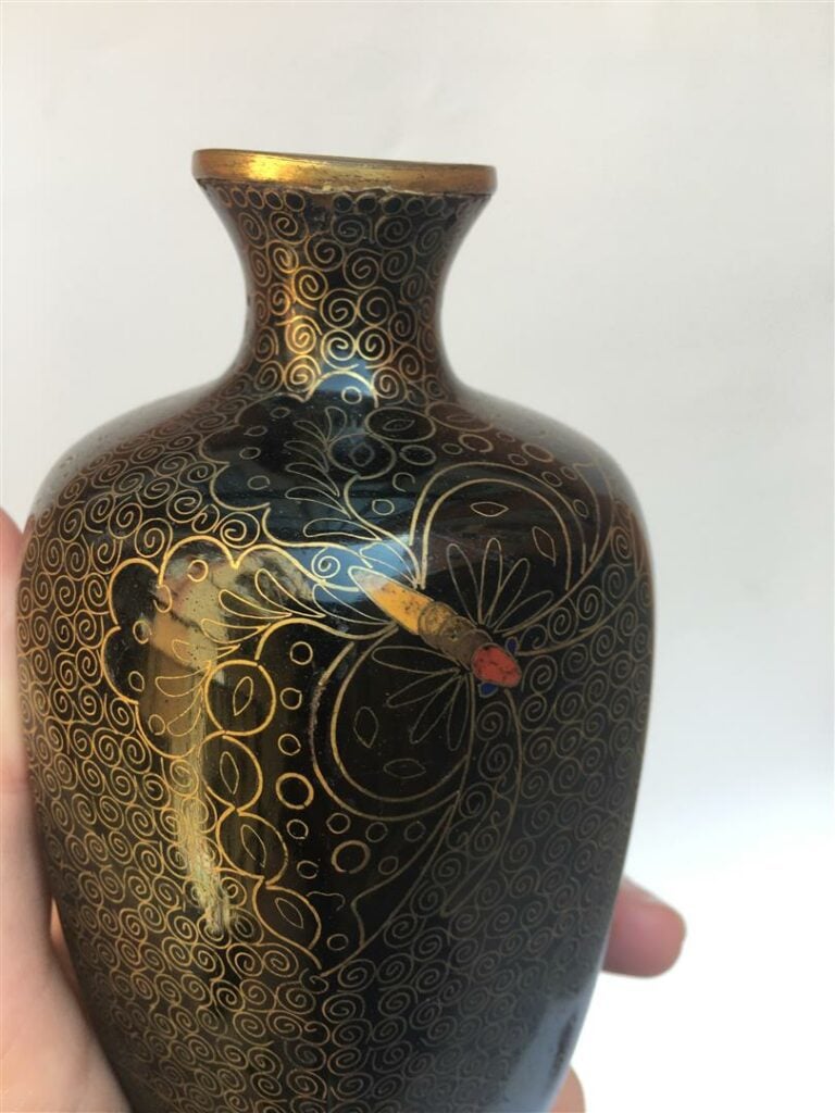 [-] PETIT VASE EN EMAUX CLOISONNES - Japon - Repose sur un piédouche, présente…