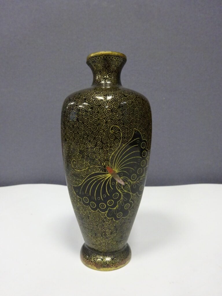 [-] PETIT VASE EN EMAUX CLOISONNES - Japon - Repose sur un piédouche, présente…