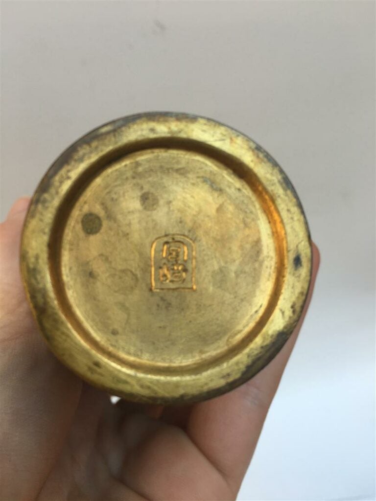 [-] PETIT VASE EN EMAUX CLOISONNES - Japon - Repose sur un piédouche, présente…