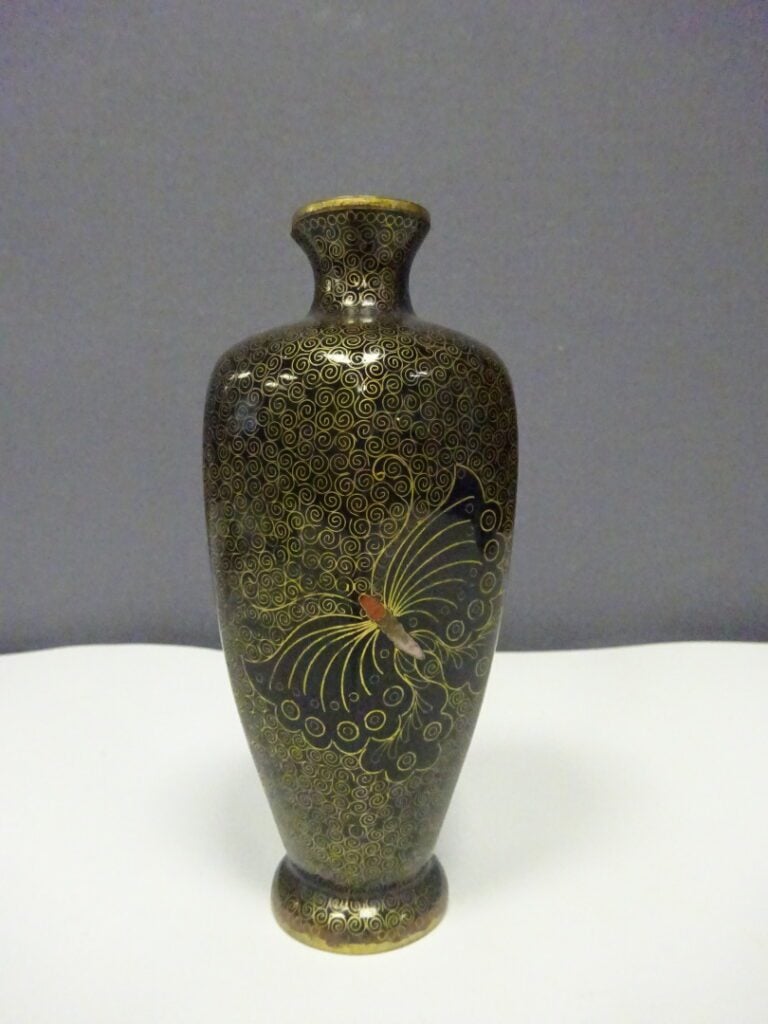 [-] PETIT VASE EN EMAUX CLOISONNES - Japon - Repose sur un piédouche, présente…