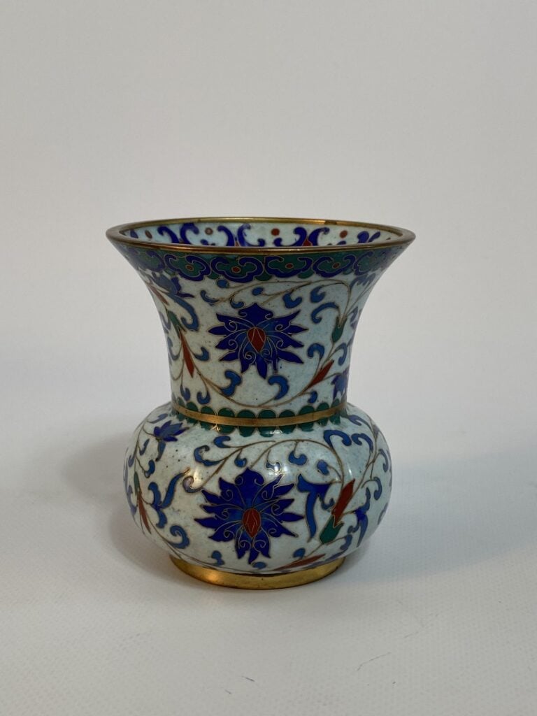 PETIT VASE EN EMAUX CLOISONNES POLYCHROMES - Chine - Formant crachoir il a un c…