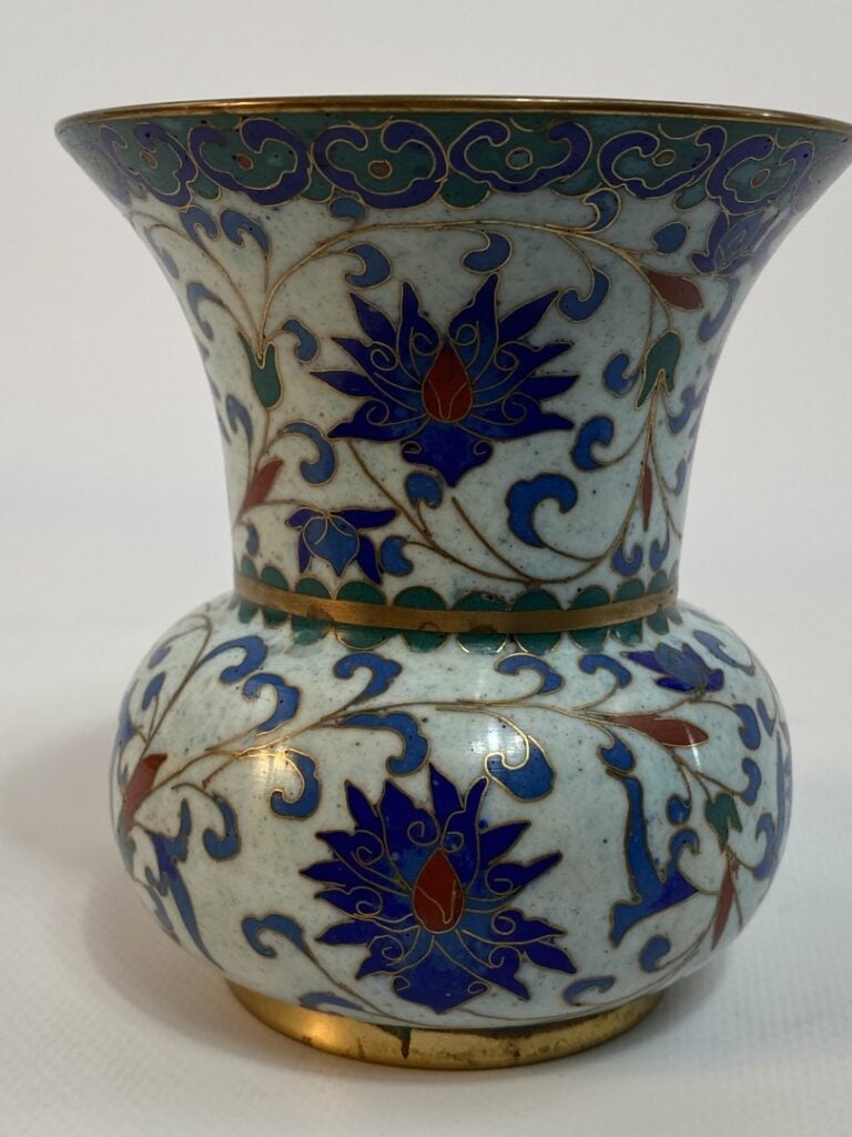PETIT VASE EN EMAUX CLOISONNES POLYCHROMES - Chine - Formant crachoir il a un c…