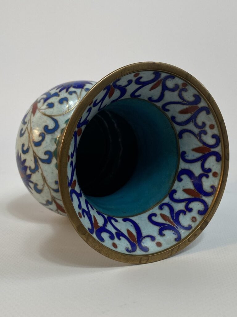PETIT VASE EN EMAUX CLOISONNES POLYCHROMES - Chine - Formant crachoir il a un c…