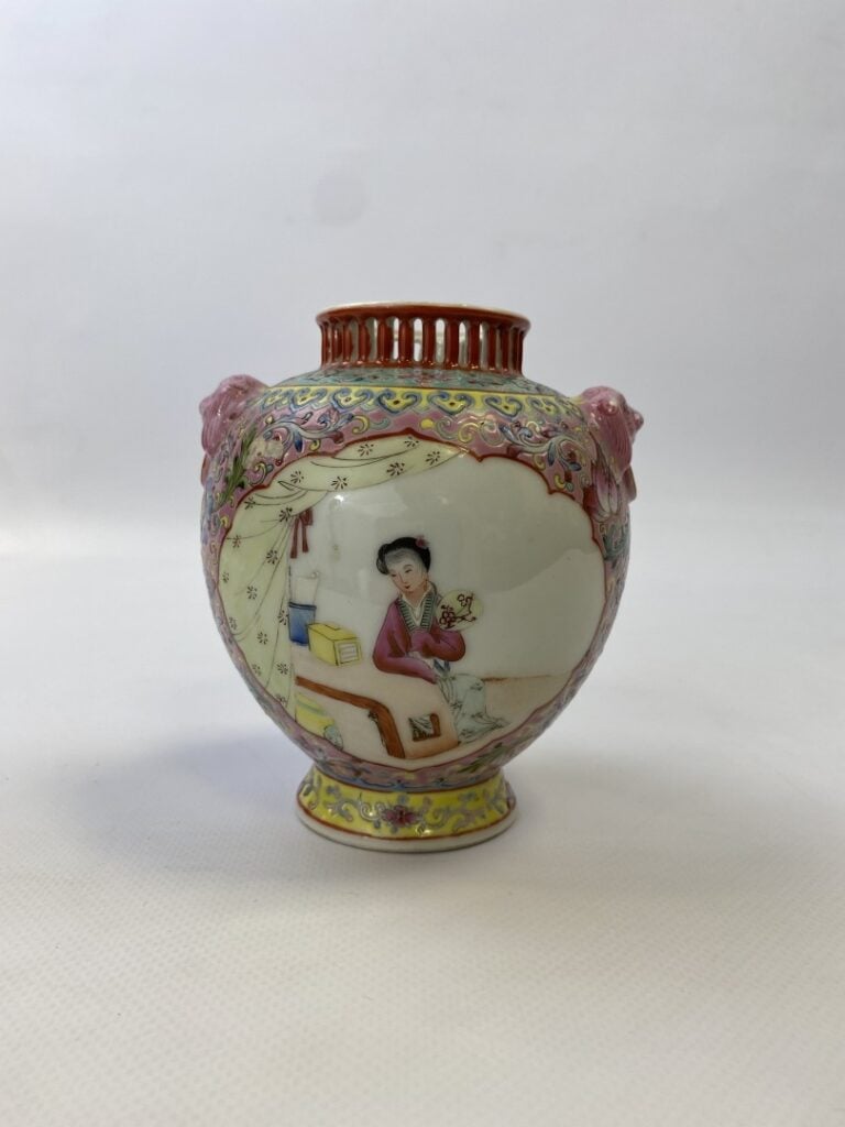 PETIT VASE EN PORCELAINE EMAILLEE DANS LE GOUT DE LA FAMILLE ROSE - Chine - De…