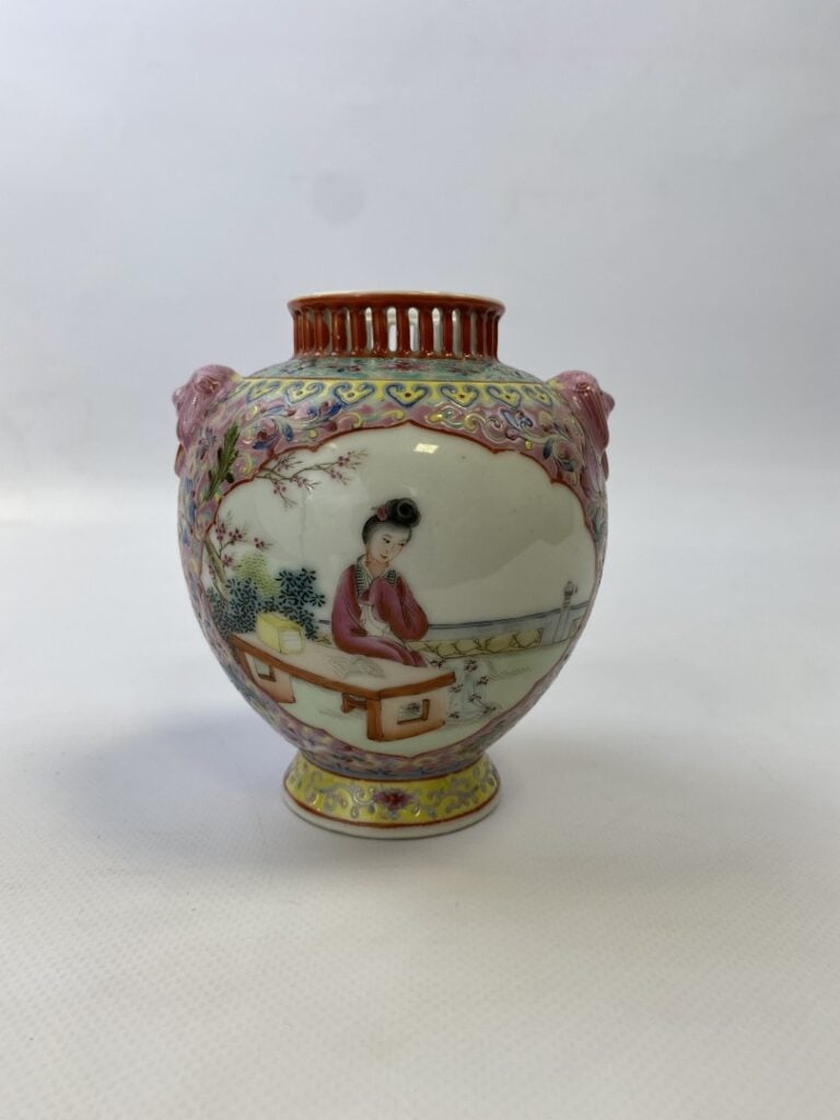 PETIT VASE EN PORCELAINE EMAILLEE DANS LE GOUT DE LA FAMILLE ROSE - Chine - De…