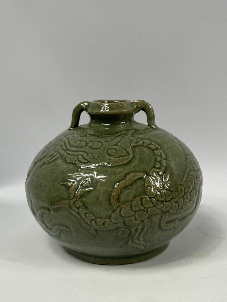 Petit vase en porcelaine émaillée vert - Dans le goût chinois - Au décor de dra…