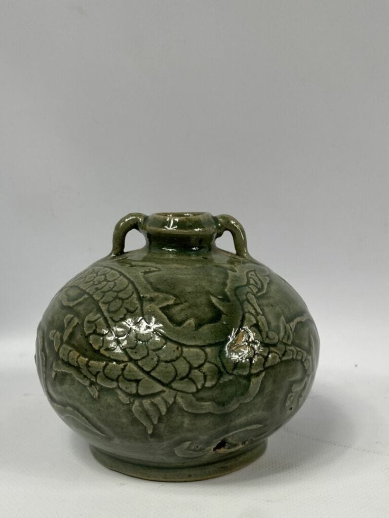 Petit vase en porcelaine émaillée vert - Dans le goût chinois - Au décor de dra…