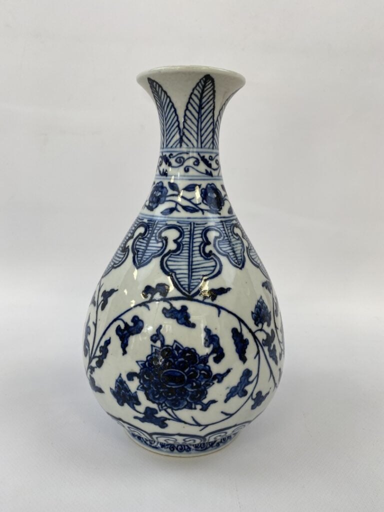 PETIT VASE PIRIFORME EN PORCELAINE BLEU BLANC A DECOR DE VOLUTES DE PIVOINES, Y…