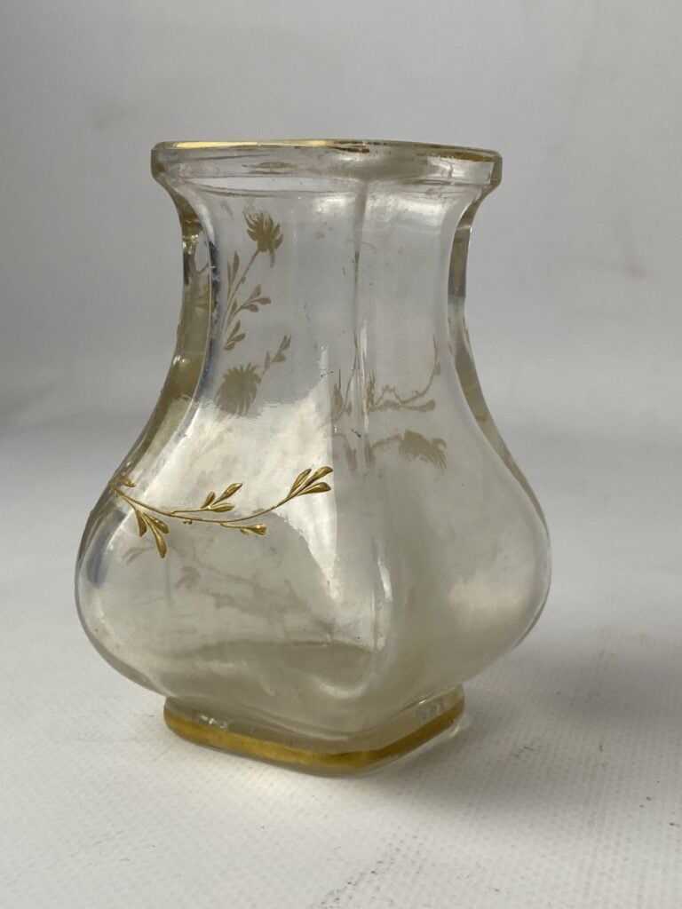 Petit vase soliflore à panse vantrue et col ourlé à décor floral émaillé doré -…