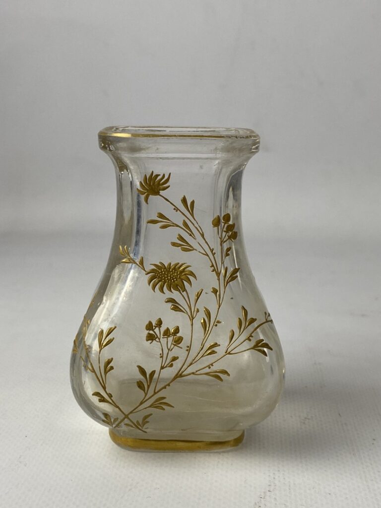 Petit vase soliflore à panse vantrue et col ourlé à décor floral émaillé doré -…