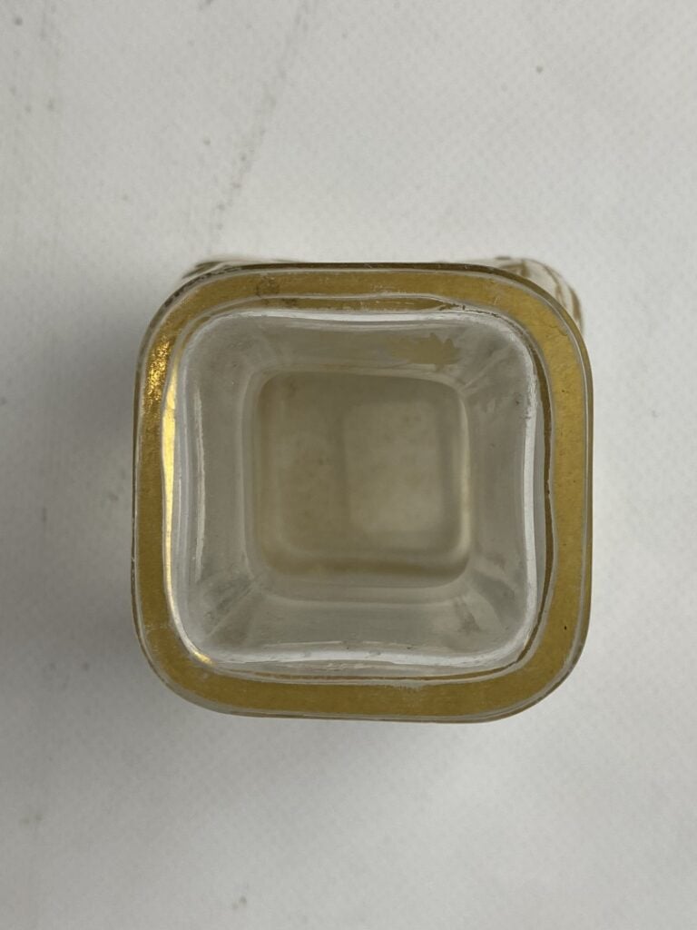 Petit vase soliflore à panse vantrue et col ourlé à décor floral émaillé doré -…