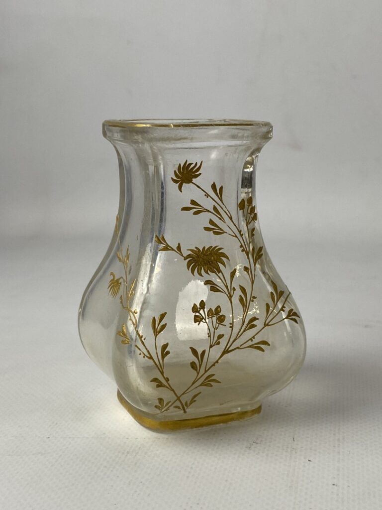 Petit vase soliflore à panse vantrue et col ourlé à décor floral émaillé doré -…