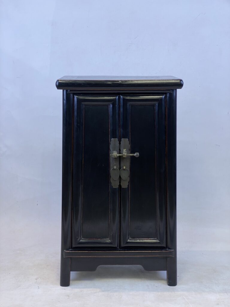 Petite armoire en bois noirci - Dans le goût chinois - Ouvrant à deux portes et…