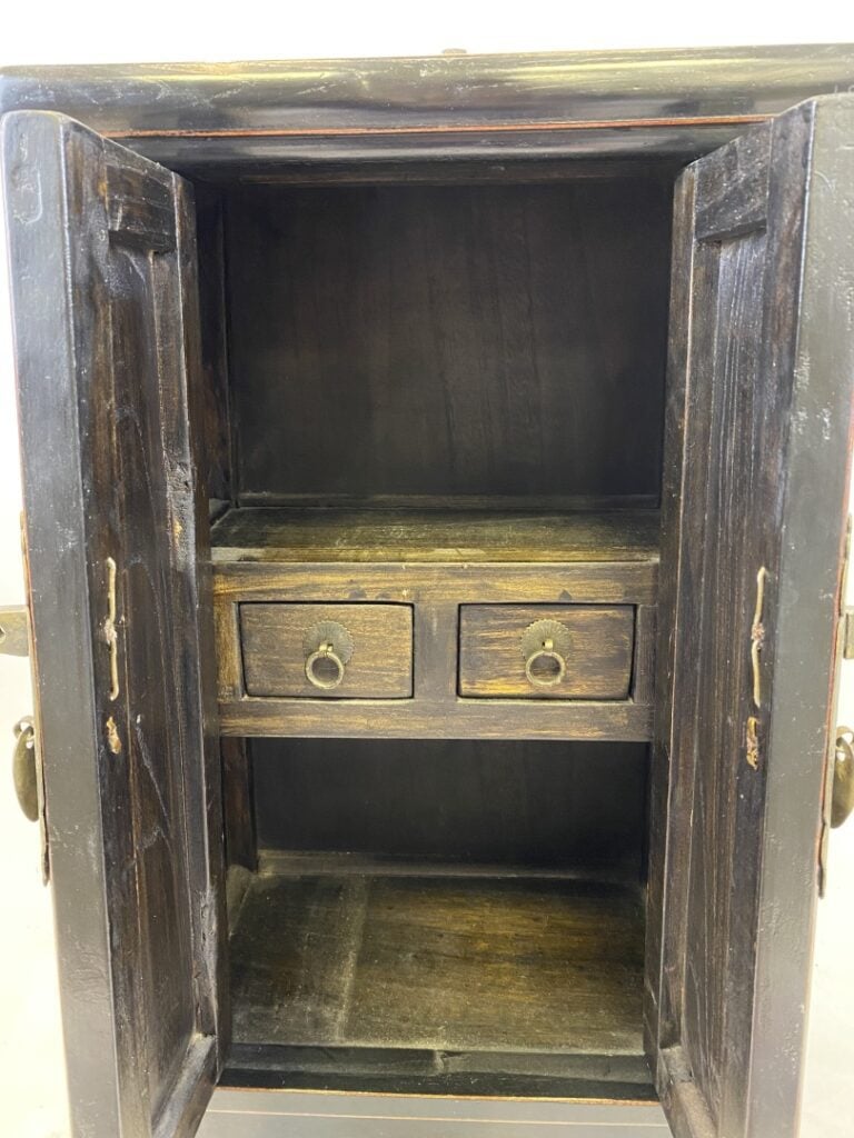 Petite armoire en bois noirci - Dans le goût chinois - Ouvrant à deux portes et…