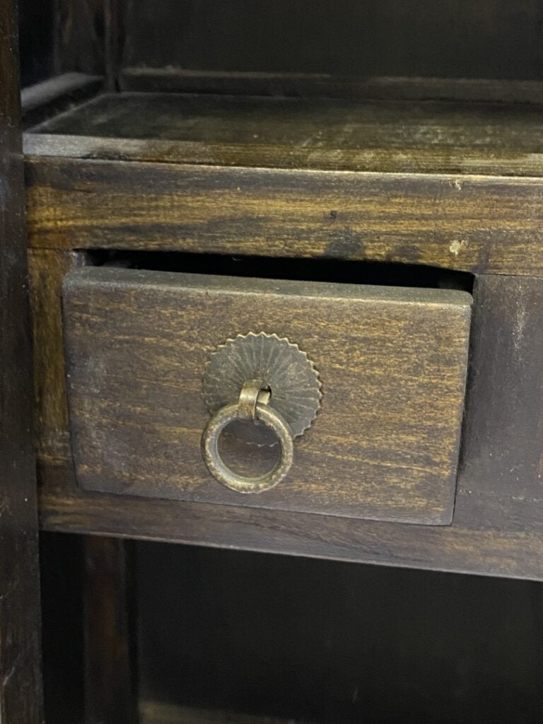 Petite armoire en bois noirci - Dans le goût chinois - Ouvrant à deux portes et…