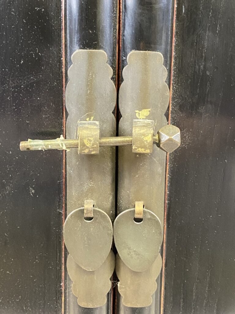 Petite armoire en bois noirci - Dans le goût chinois - Ouvrant à deux portes et…