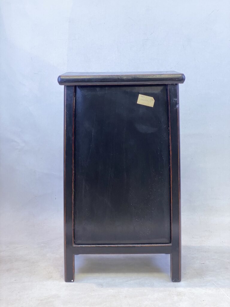 Petite armoire en bois noirci - Dans le goût chinois - Ouvrant à deux portes et…