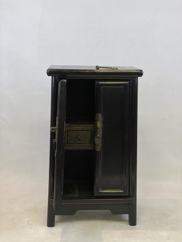 Petite armoire en bois noirci - Dans le goût chinois - Ouvrant à deux portes et…