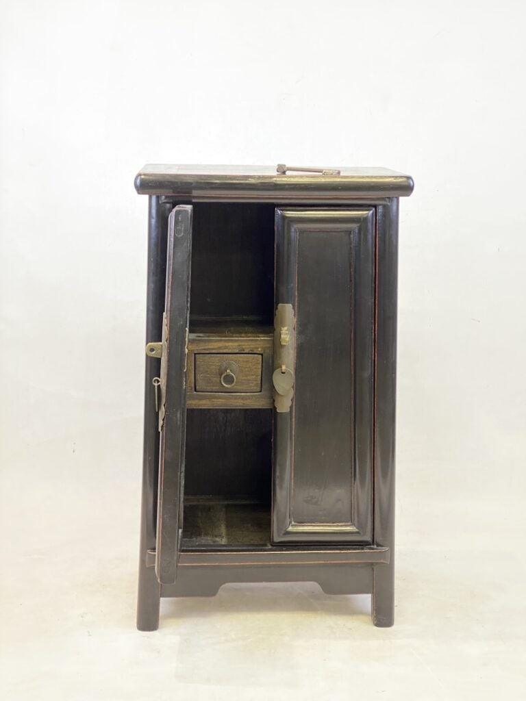 Petite armoire en bois noirci - Dans le goût chinois - Ouvrant à deux portes et…