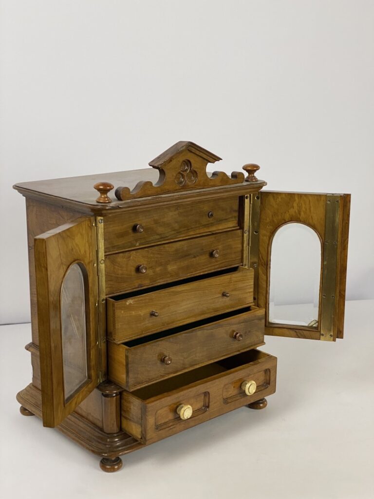 Petite armoire en bois sculpté figurant un coffret à bijoux et ouvrant par deux…