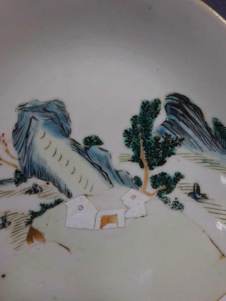 PETITE ASSIETTE EN PORCELAINE - Chine, Probablement XIXe siècle - A décor de pa…