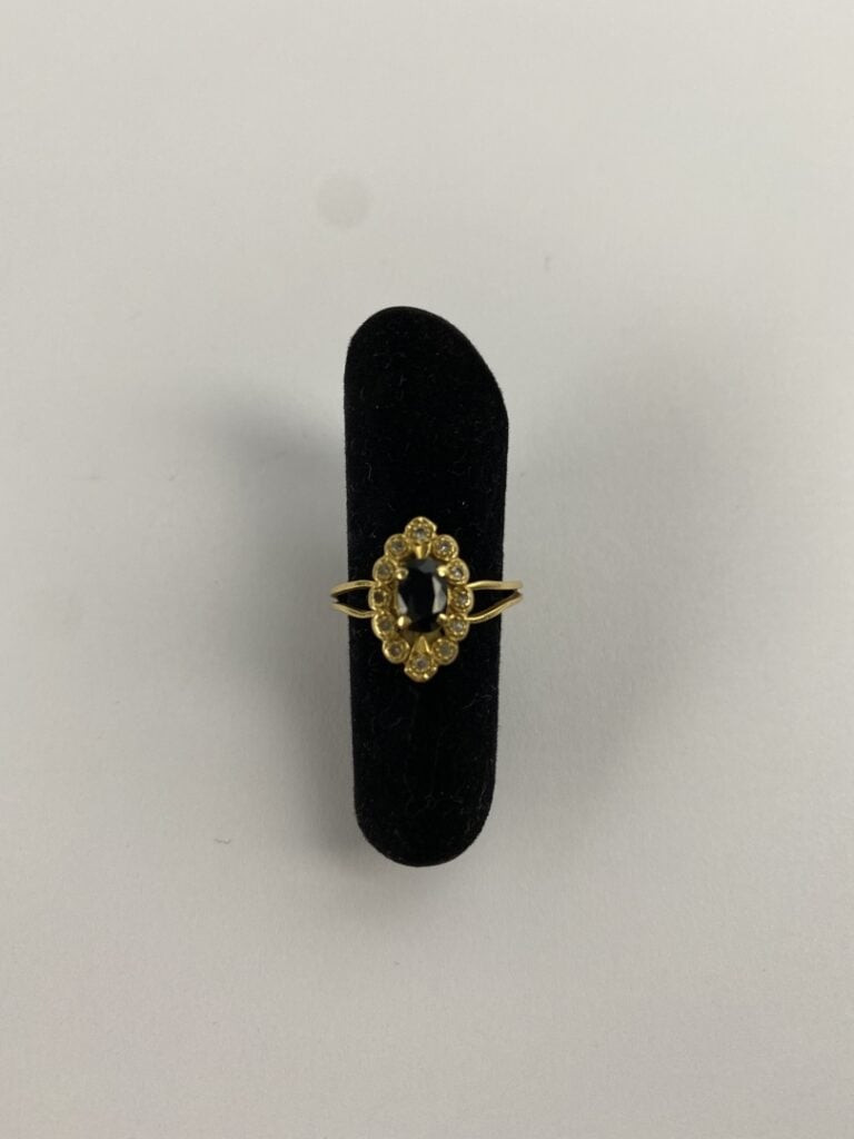 Petite bague en or jaune (750) centrée d'un saphir de taille ovale facettée en…