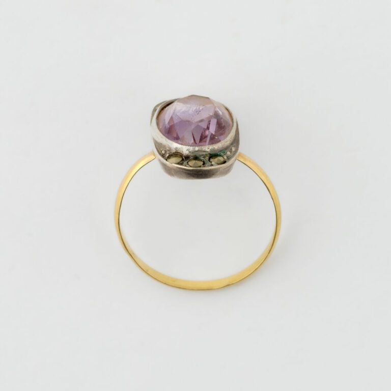 Petite bague en or jaune (750) et argent (925) ornée d'une améthyste de taille…
