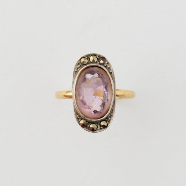 Petite bague en or jaune (750) et argent (925) ornée d'une améthyste de taille…