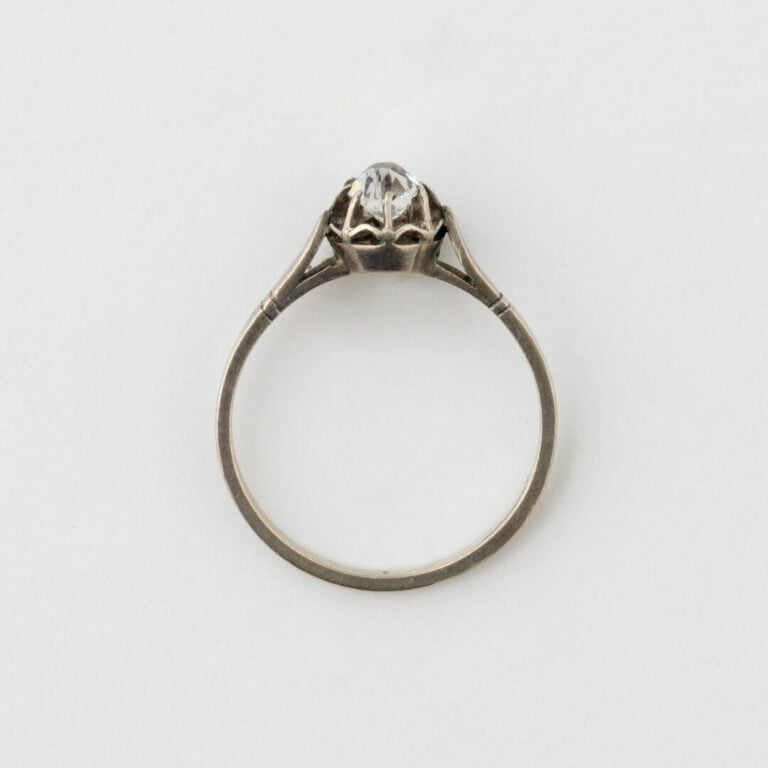 Petite bague solitaire en argent (925) ornée d'une pierre blanche facettée en s…
