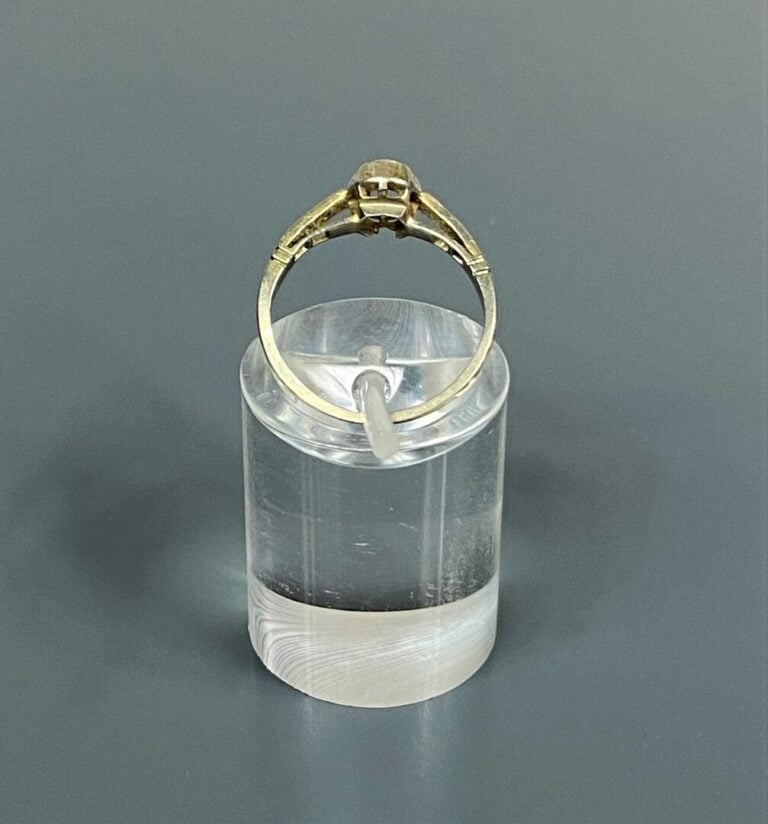 Petite bague solitaire en or gris (750) ornée d'un diamant taille brillant d'en…