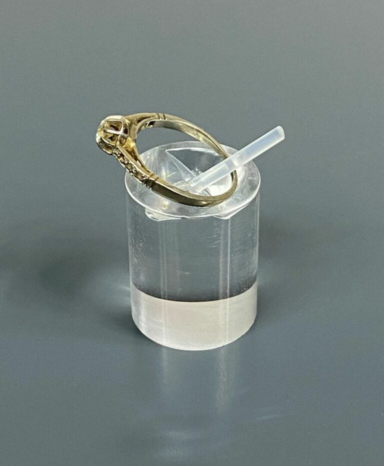 Petite bague solitaire en or gris (750) ornée d'un diamant taille brillant d'en…