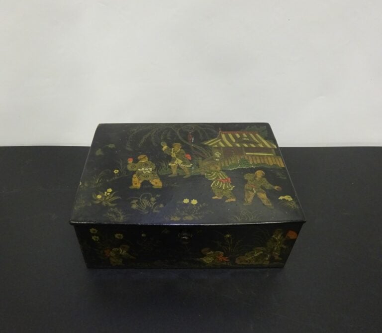 PETITE BOITE EN BOIS NOIR LAQUE - Chine - Représentant des enfants jouant en ex…