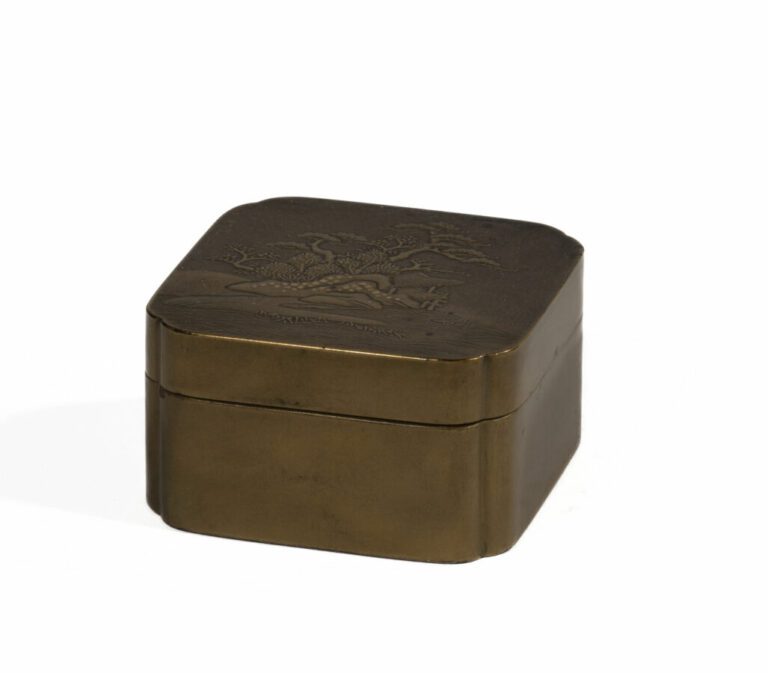 Petite boîte en laque nashiji or à décor d'un pavillon emergeant derrière un ro…