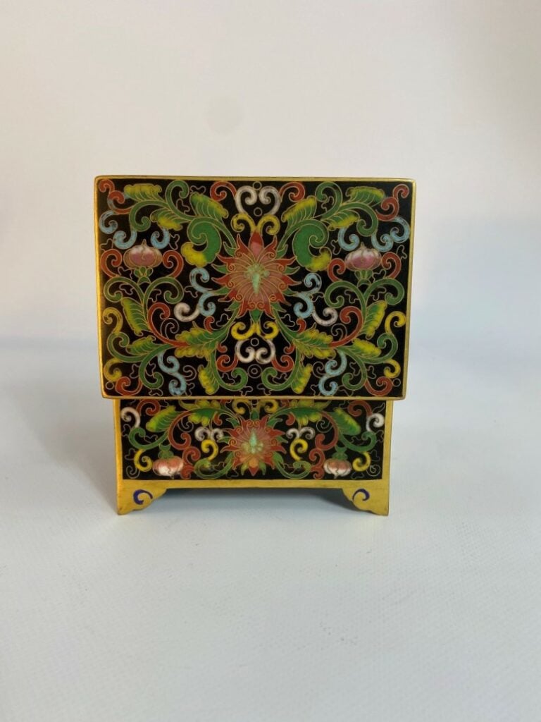 PETITE BOITE RECTANGULAIRE EN BOIS ET EMAUX CLOISONNES - Chine - De forme recta…