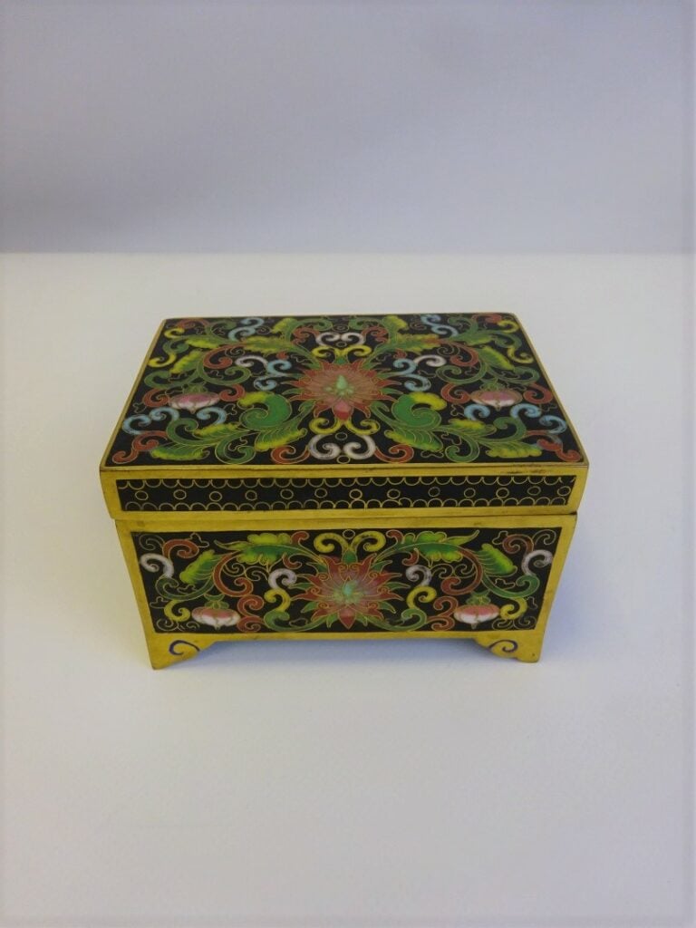 PETITE BOITE RECTANGULAIRE EN BOIS ET EMAUX CLOISONNES - Chine - De forme recta…