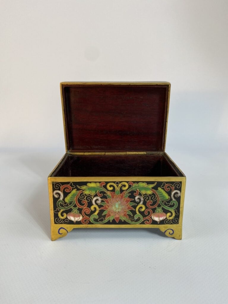 PETITE BOITE RECTANGULAIRE EN BOIS ET EMAUX CLOISONNES - Chine - De forme recta…