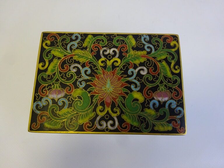 PETITE BOITE RECTANGULAIRE EN BOIS ET EMAUX CLOISONNES - Chine - De forme recta…