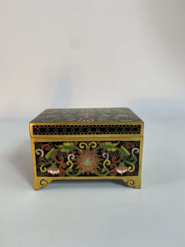 PETITE BOITE RECTANGULAIRE EN BOIS ET EMAUX CLOISONNES - Chine - De forme recta…