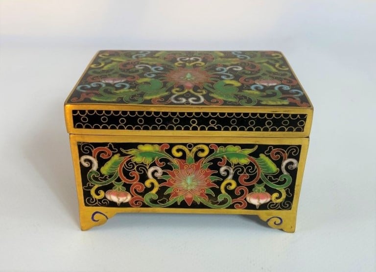 PETITE BOITE RECTANGULAIRE EN BOIS ET EMAUX CLOISONNES - Chine - De forme recta…